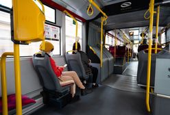 Unikaj tych miejsc w autobusie. Najłatwiej złapać na nich COVID-19