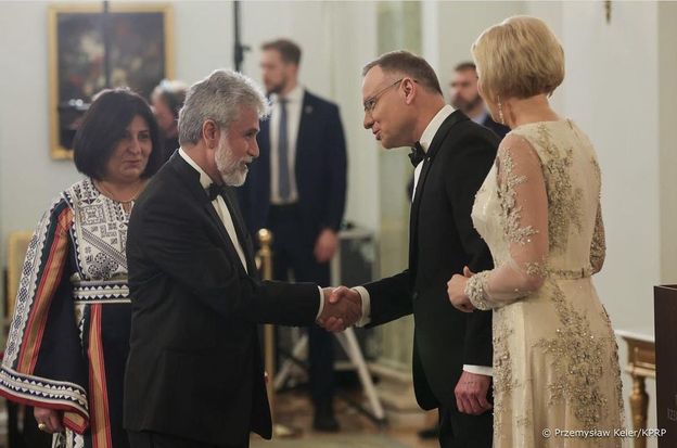 Fryzjer gwiazd bezlitośnie o fryzurze Agaty Dudy: "Za jasno! Za sztywno! ZA DUŻO". Ma dla niej radę...
