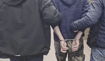 Włamali się do sklepu i wynieśli setki puszek piwa oraz pampersy. Gdy dopadła ich policja, po alkoholu nie było już śladu!