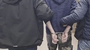 Włamali się do sklepu i wynieśli setki puszek piwa oraz pampersy. Gdy dopadła ich policja, po alkoholu nie było już śladu!