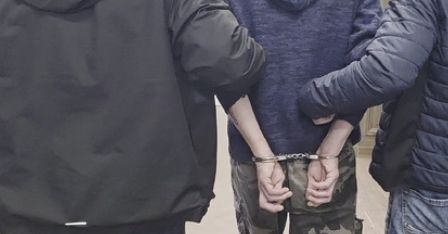 Włamali się do sklepu i wynieśli setki puszek piwa oraz pampersy. Gdy dopadła ich policja, po alkoholu nie było już śladu!