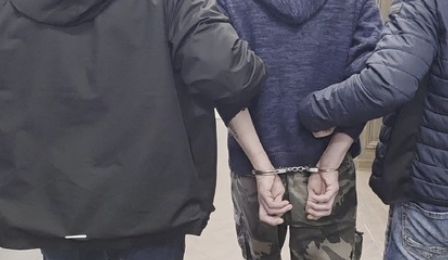 Włamali się do sklepu i wynieśli setki puszek piwa oraz pampersy. Gdy dopadła ich policja, po alkoholu nie było już śladu!