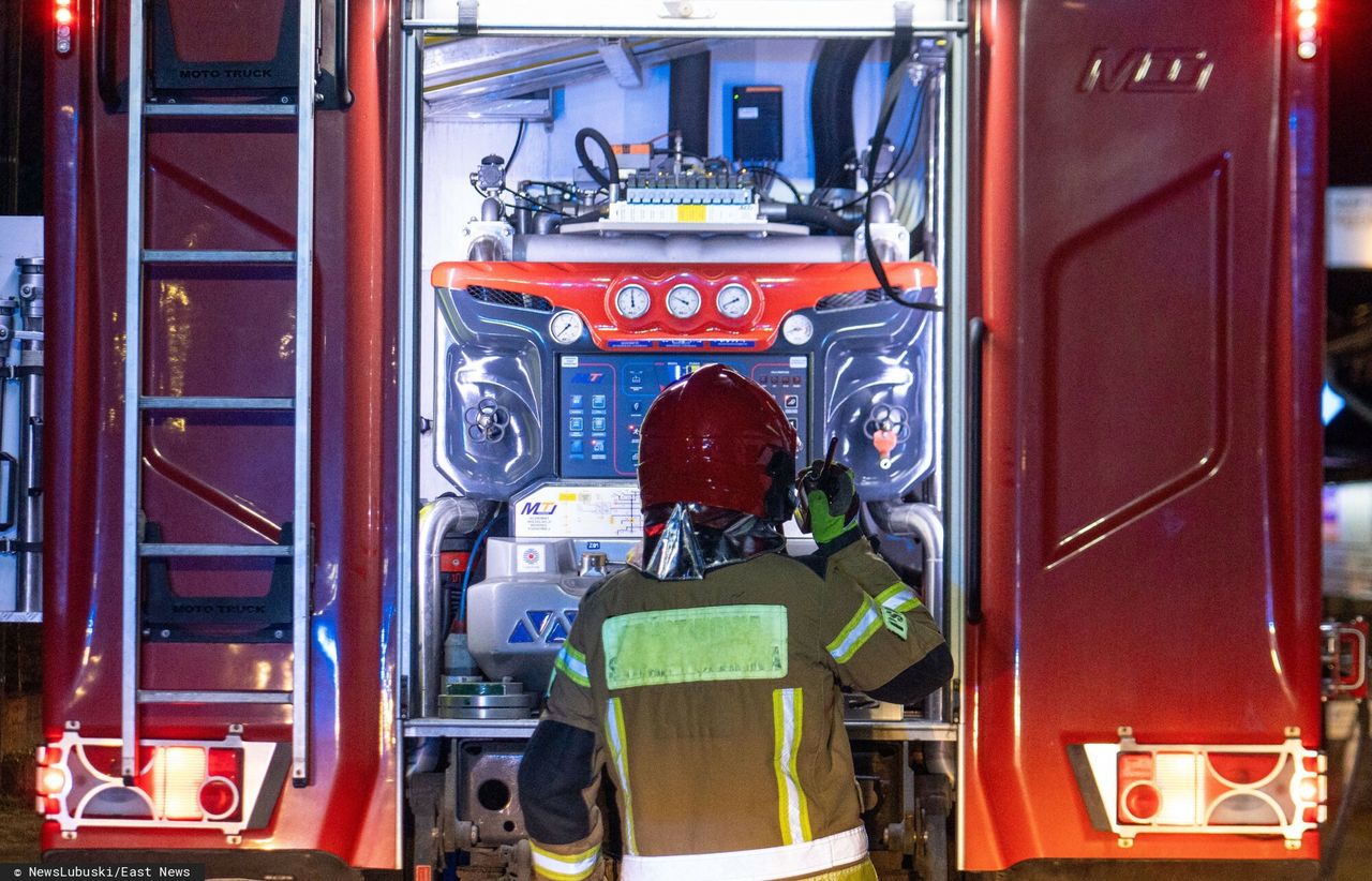 Chęciny: Nocny pożar drewnianego domu. W akcji 7 zastępów strażackich