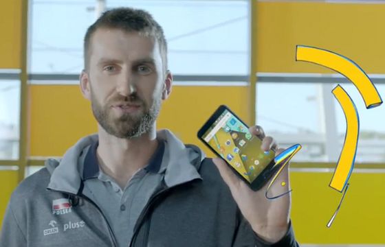 Siatkarz Marcin Możdżonek reklamuje Wi-Fi Calling w Plusie „bez zasięgu 4 sieci” (wideo)