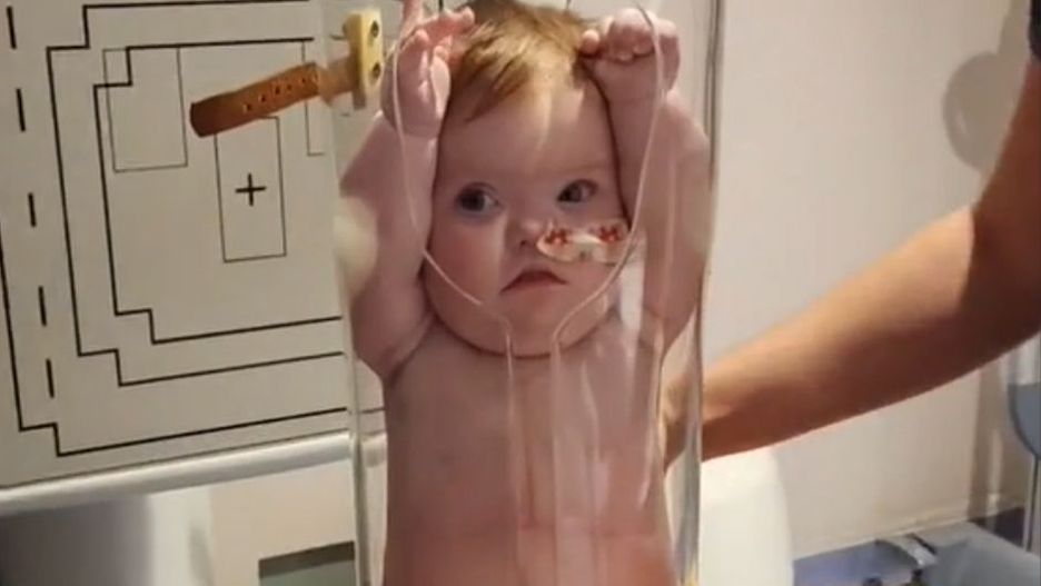 To nagranie poruszyło internautów. Widać na nim dziecko wciśnięte w ciasną tubę