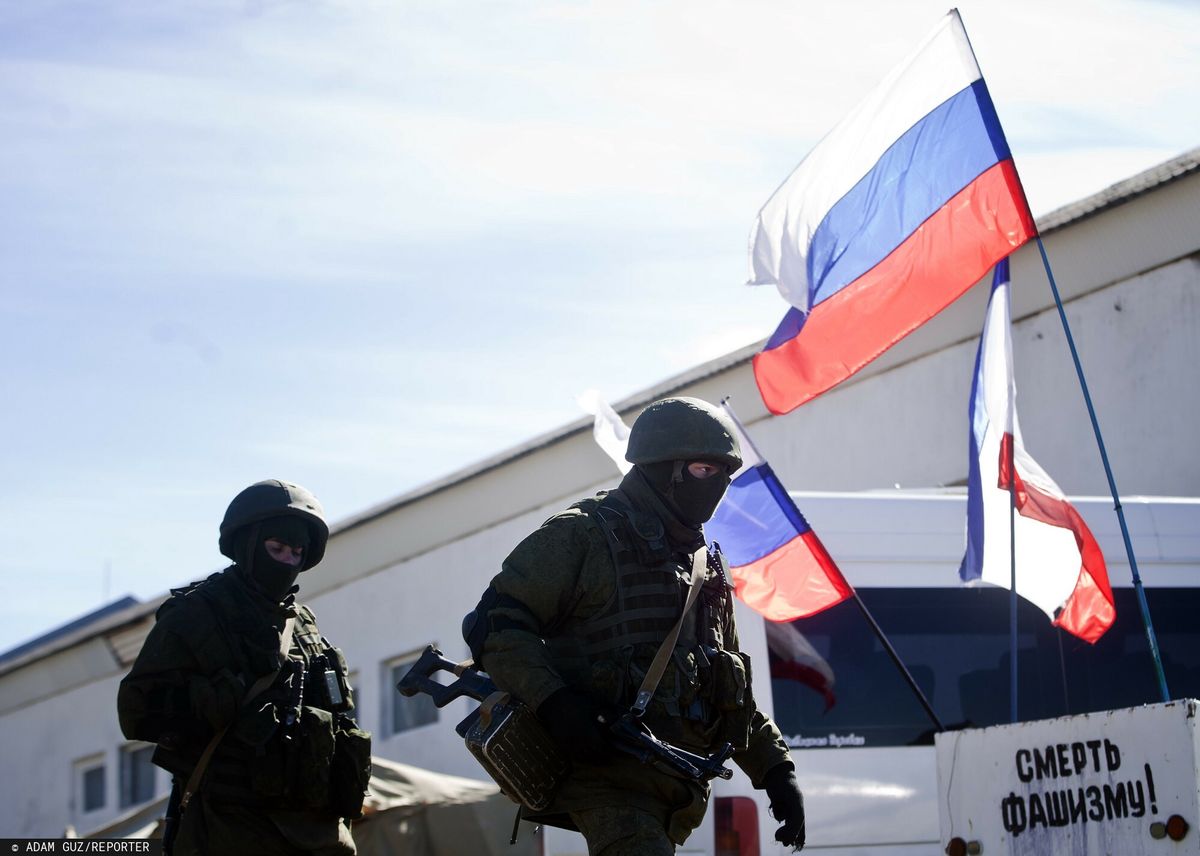 Rosyjscy żołnierze w  pilnują zajetych przez Rosję, okupowanych terenów na ukraińskiej ziemi 