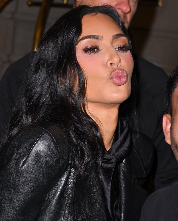 Kim Kardashian NIE DO POZNANIA w nowej sesji. Celebrytka ma fryzurę NA JEŻYKA i pali papierosy (ZDJĘCIA)