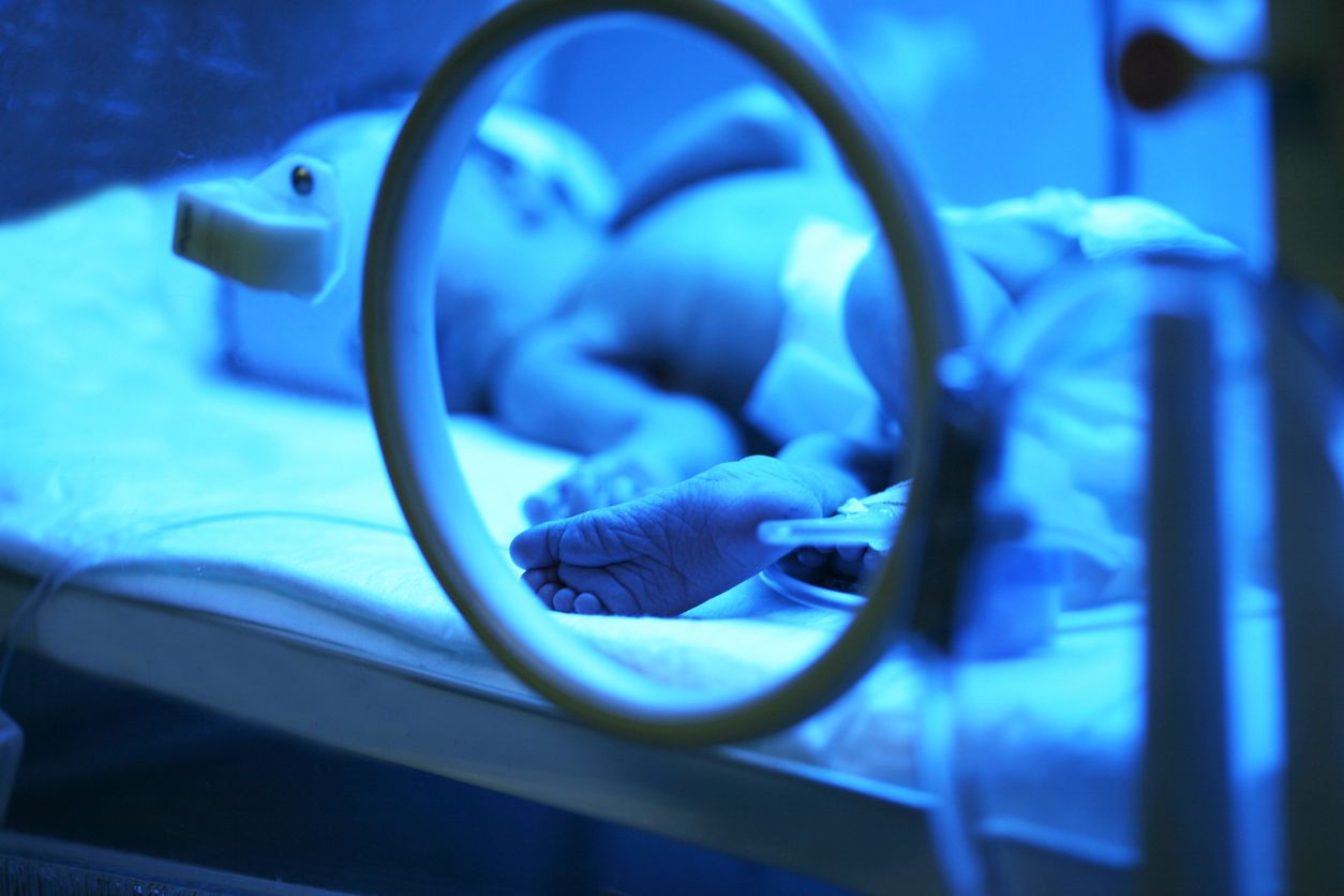 Lekarze chcieli sprawdzić, jak na przyszłe życie wpływa opieka neonatologiczna (iStock)