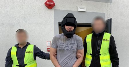 Napadł na placówkę pocztową. Uderzył jedną kasjerkę, a drugą odepchnął i kopnął. Ukradł ponad 11 tys. zł