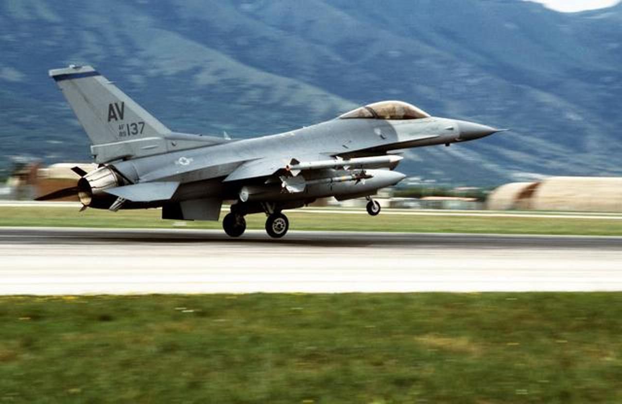 NATO chce zasilać sprzęt wojskowy energią słoneczną - Amerykański F-16 działający w ramach NATO