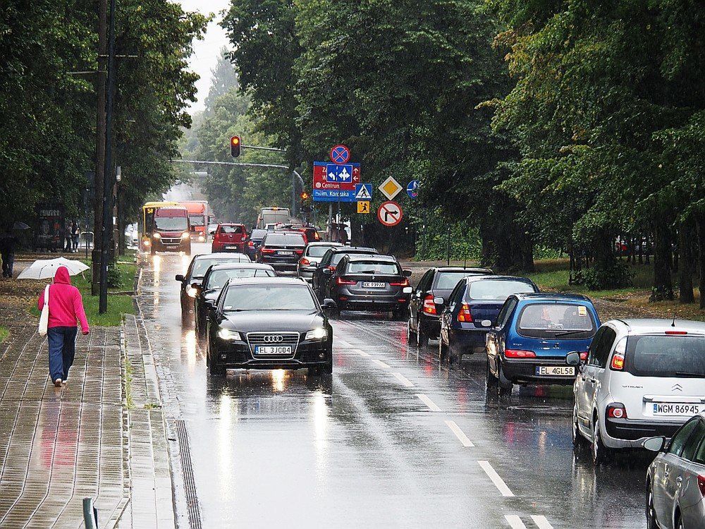 Łódzkie ulice nie zostały zalane, ale kałuż nie brakuje...