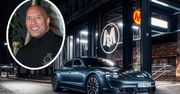 Dwayne Johnson miał zagrać w porsche taycanie, ale nie zmieścił się do niego