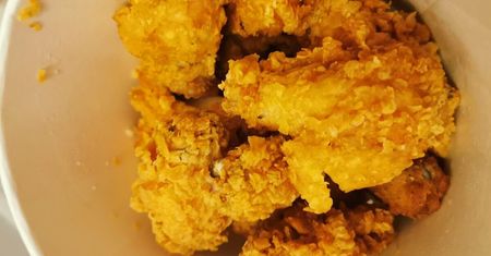 KFC rozwścieczyło klientów. Wszystko przez Wtorkowy Kubełek. „Cena wyższa, mniej kawałków, bez frytek”