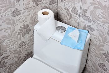 Natychmiast wstaw do toalety. Proktolog zaleca wszystkim