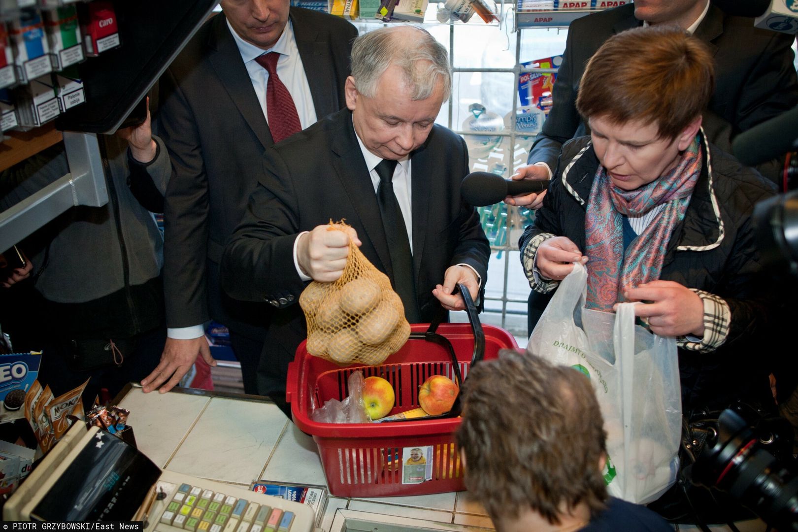 Jarosław Kaczyński robi zakupy. Marzec 2011 r. 