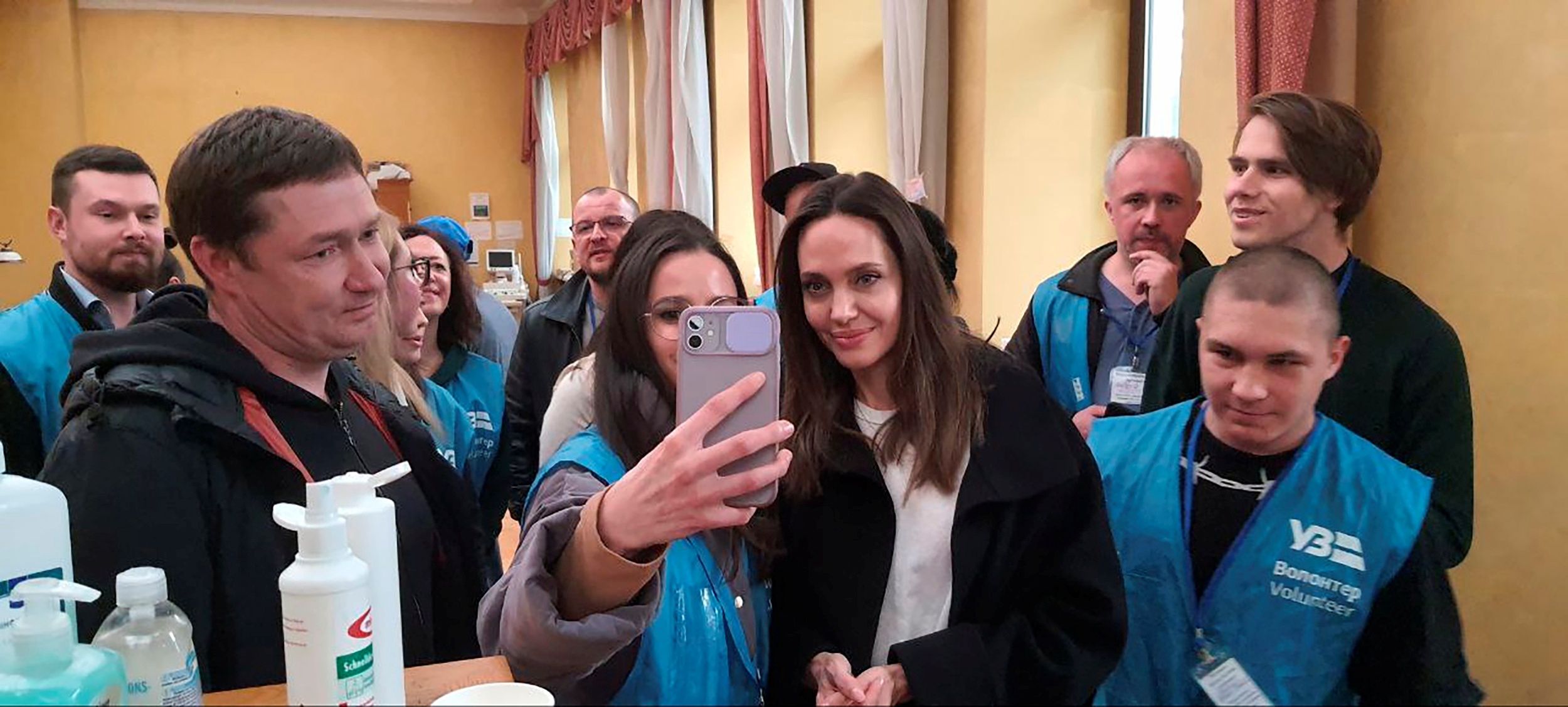 Angelina Jolie spotkała się z wolontriuszami na dworcu we Lwowie
