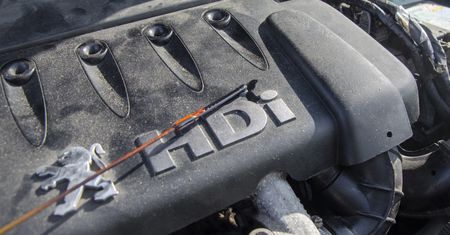 Jak często wymieniać olej? Wyjaśniamy dokładniej, niż mechanicy
