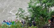 Autokar zsunął się do rzeki. Zginęło 27 osób, 16 są rannych. Tragedia w Nepalu