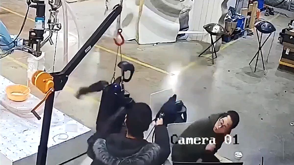 Robot w chińskiej fabryce zaatakował inżynierów (screenshoot)