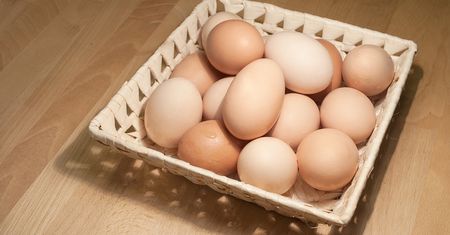 Ten trik powinien znać każdy. Przedłuży świeżość jajek nawet o rok