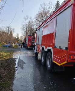 Pożar samochodu po wybuchu. Kierowca zginał na miejscu