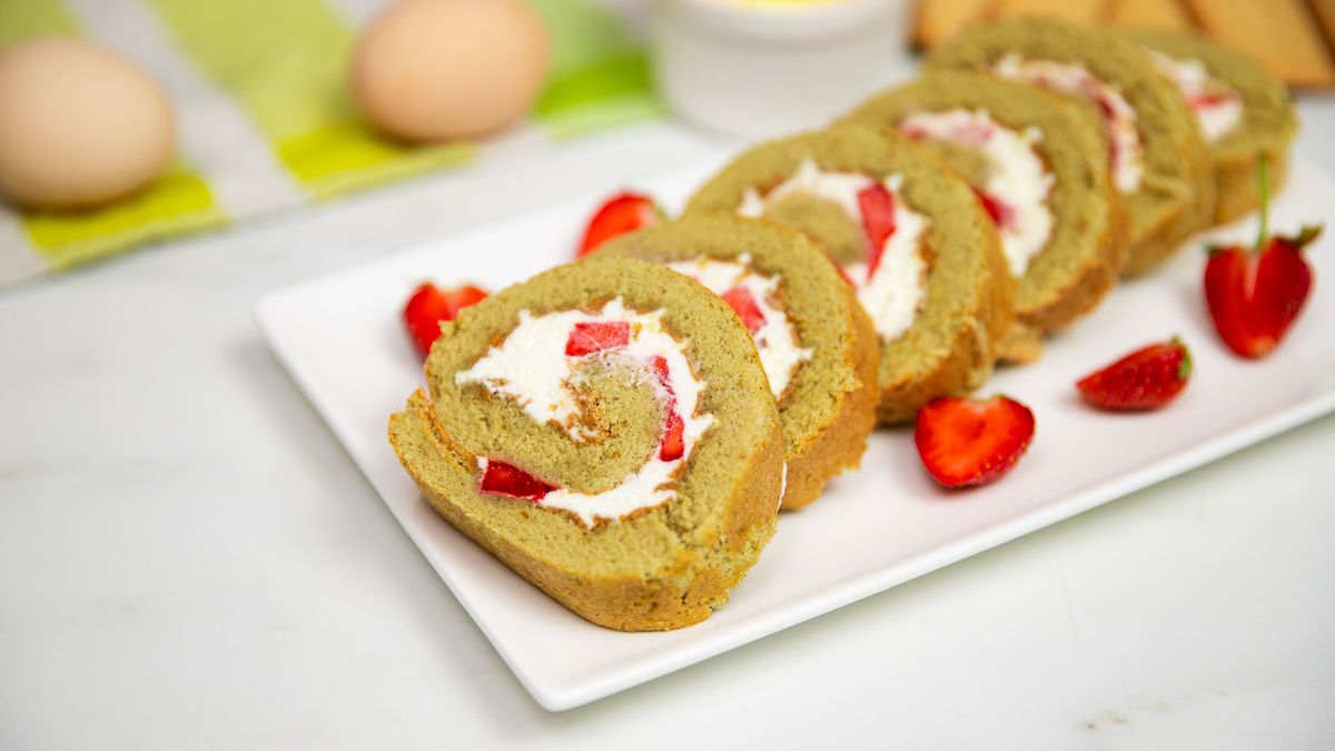 Zielona rolada z truskawkami