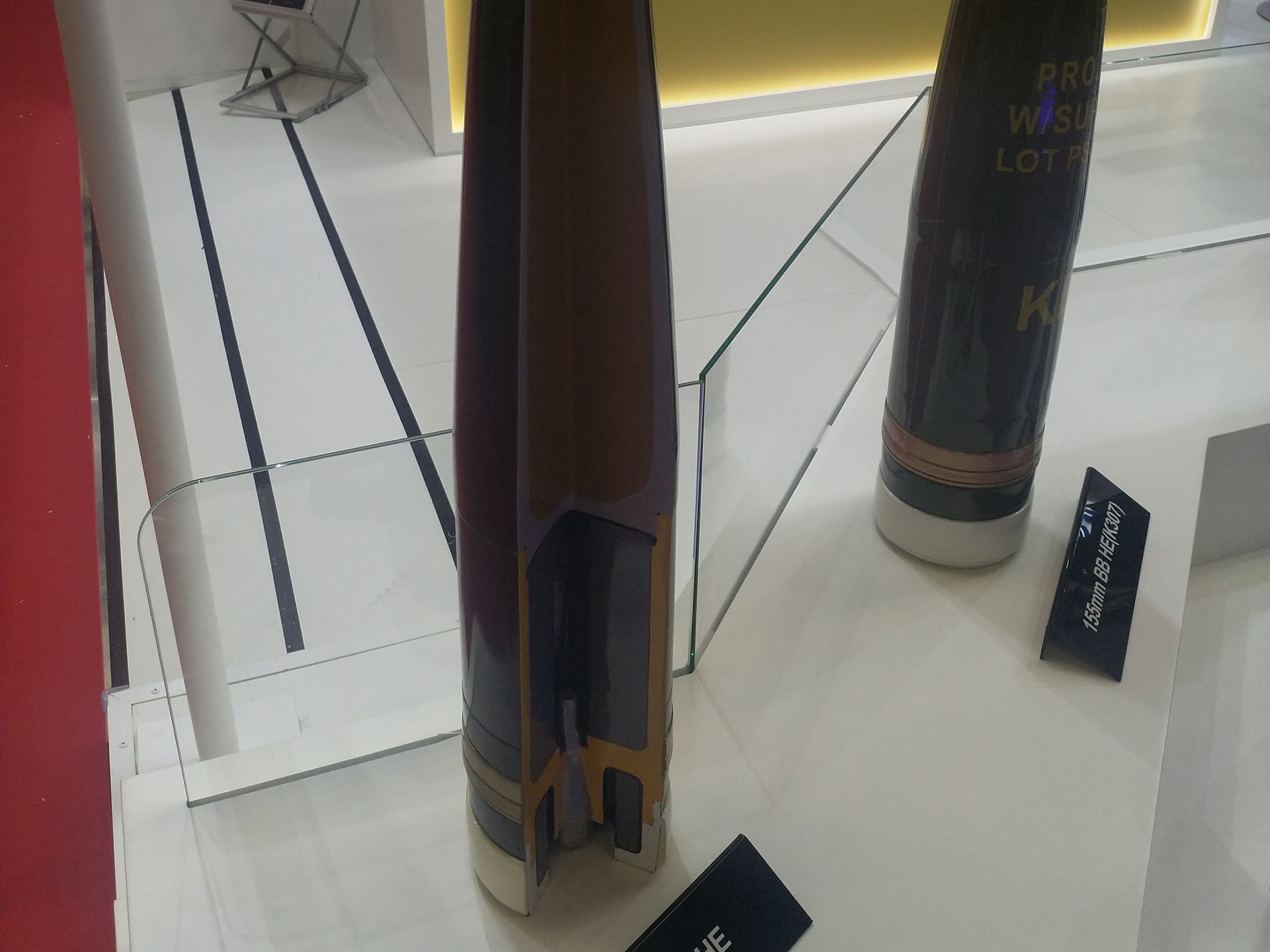 Przekrój pocisku art. 155 mm z dopalaczem rakietowym i gazogeneratorem o zasięgu 60 km z Korei Południowej. 