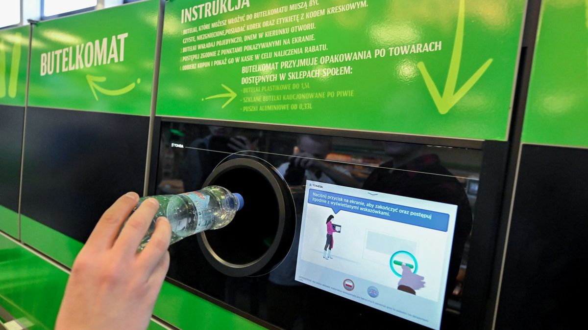 Rekordzista oddał prawie 1000 butelek i puszek w Biedronce.