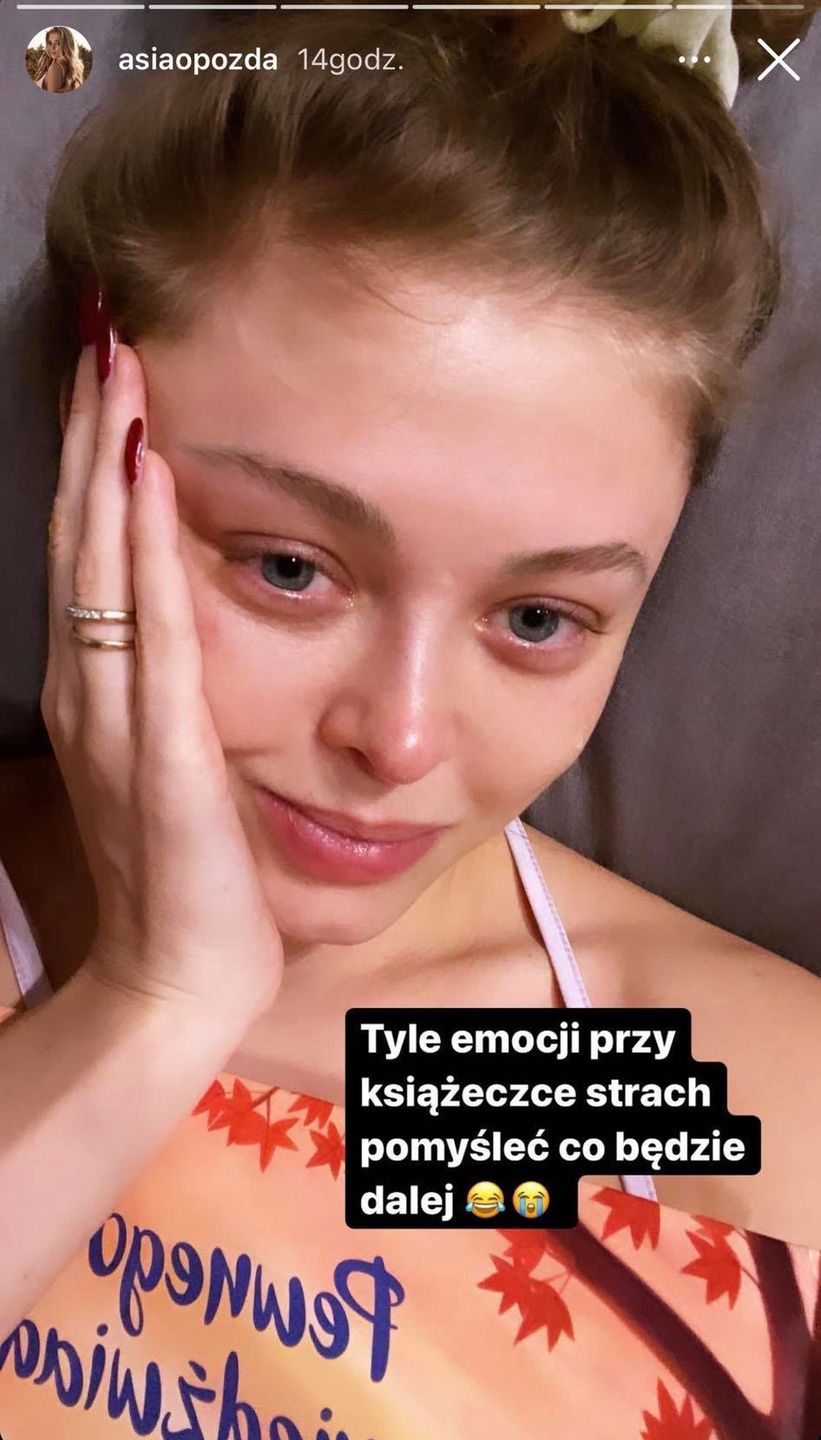 Joanna Opozda płacze nad książeczką dla dziecka