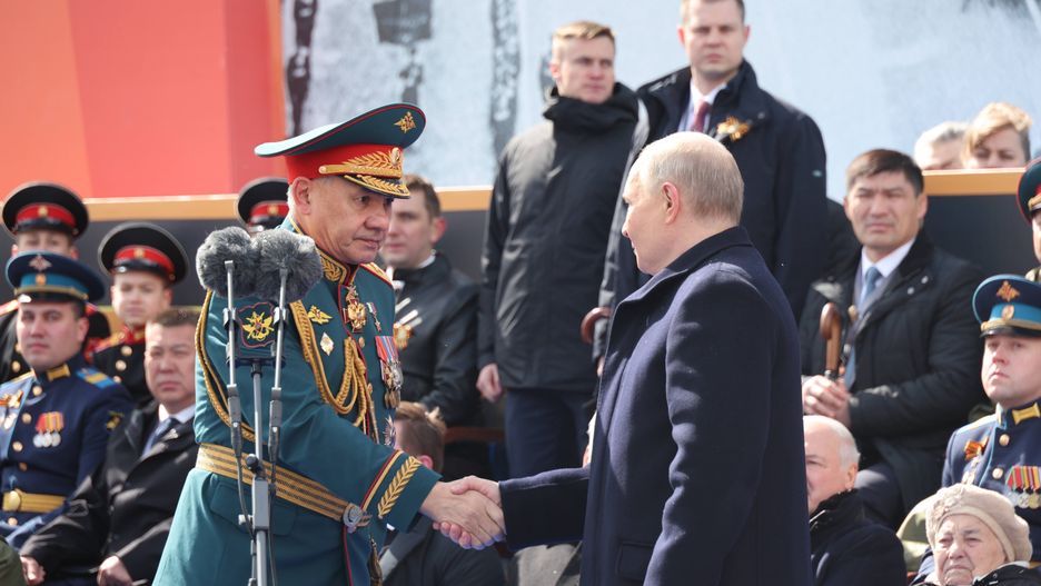 epa11328587 Russian President Vladimir Putin and Acting Defence Minister Sergei Shoigu (L) shake hands during a military parade on Victory Day, which marks the 79th anniversary of the victory over Nazi Germany in World War Two, in Moscow, Russia, 09 May 2024. Russia marks the 79th anniversary of the victory in World War II over Nazi Germany and its allies. The Soviet Union lost 27 million people in the war.  EPA/MIKHAEL KLIMENTYEV / SPUTNIK / KREMLIN POOL MANDATORY CREDIT 
Dostawca: PAP/EPA.
MIKHAEL KLIMENTYEV / SPUTNIK / KREMLIN POOL