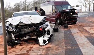 Szczecin. Czołowe zderzenie busa z samochodem osobowym