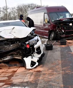 Szczecin. Czołowe zderzenie busa z samochodem osobowym