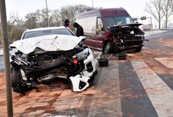 Szczecin. Czołowe zderzenie busa z samochodem osobowym