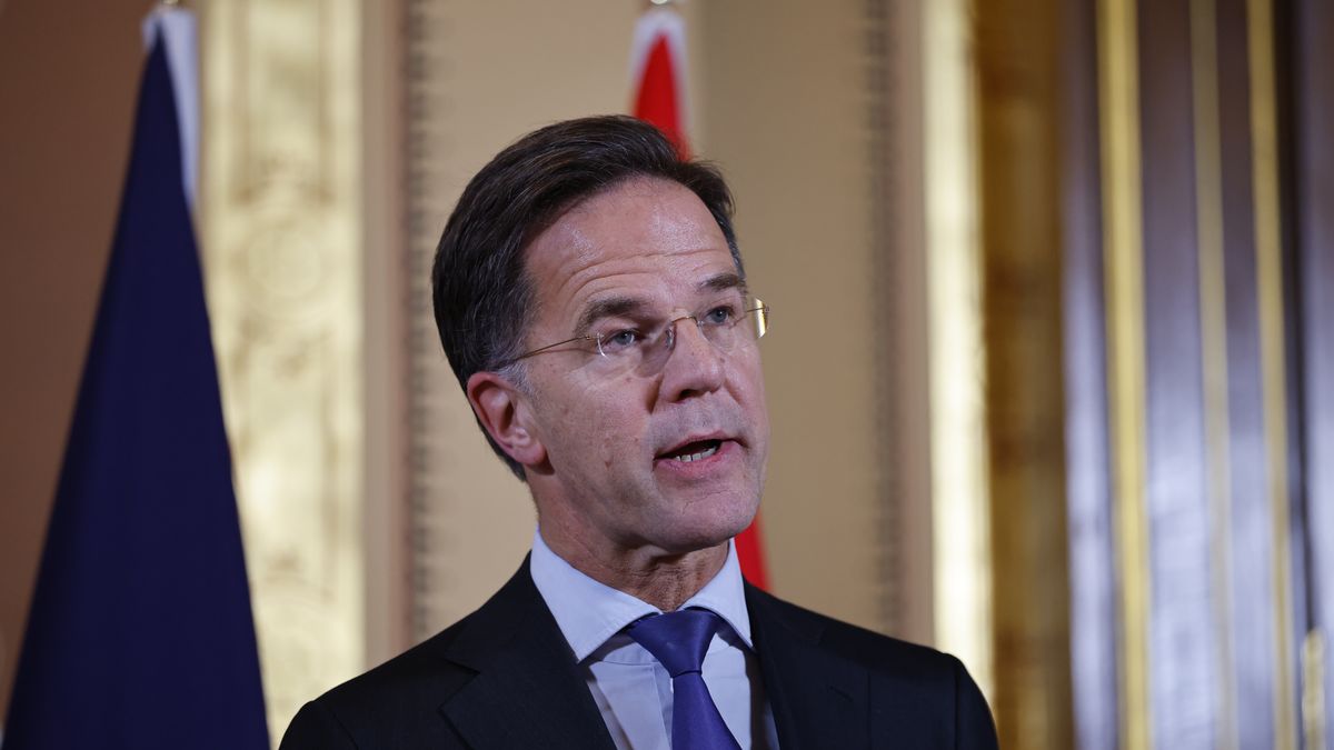 'Coalition of the Willing' meeting in London
epa12479104 NATO Secretary General Mark Rutte speaks to the media following the 'Coalition of the Willing ' meeting in London, Britain, 24 October 2025. The meeting was held to discuss military support for Ukraine attended by Western leaders in person and virtually.  EPA/TOLGA AKMEN / POOL 
Dostawca: PAP/EPA.
TOLGA AKMEN / POOL
presser, podium, flag, microphone