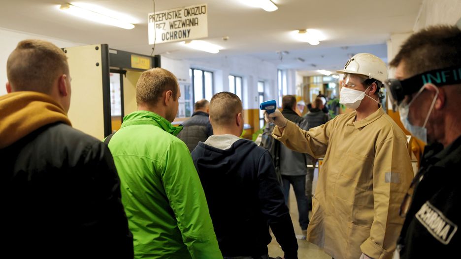 Koronawirus na Śląsku. Sprawdzanie temperatury górników w KWK Piast w Bieruniu (zdj. arch.)