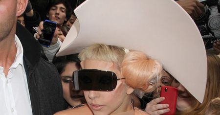 Lady Gaga przebrana za... PREZERWATYWĘ!