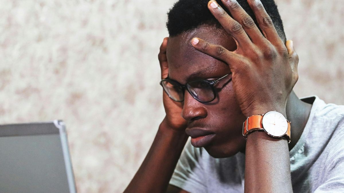 zdziwienie przy komputerze