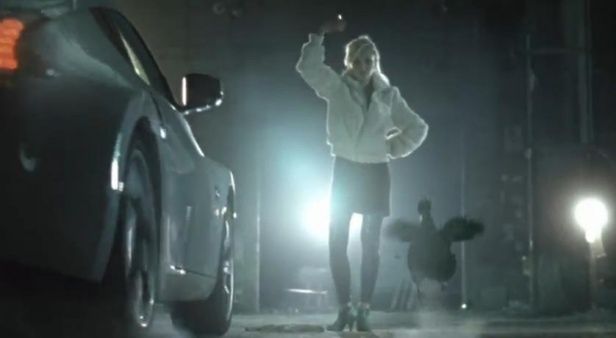 Nissan 370Z vs kurczak - szalony wyścig [wideo]