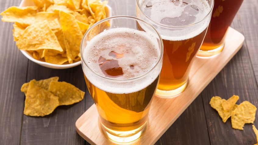 Piwo i chipsy to jedna z najbardziej kalorycznych przekąsek