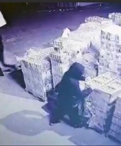 Ukradli towar spod sklepu. Na miejscu zostawili wizytówkę