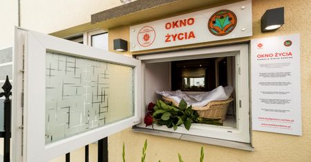 "Na drugi dzień zjawiła się matka, która chciała odzyskać dziecko". Rzeczywistość okien życia w Polsce