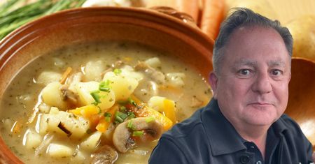 Zamiast gulaszowej Robert Makłowicz gotuje zupę wiedeńską. Dodaje grzyby i ziemniaki
