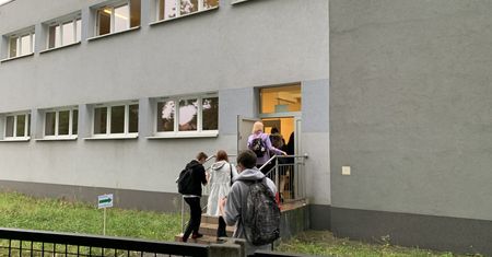Koronawirus w Polsce. Pandemia wymusiła zmiany w oświacie. Chore dziecko do szkoły nie wejdzie