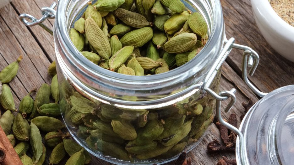 Dlaczego warto dodawać kardamon do potraw?