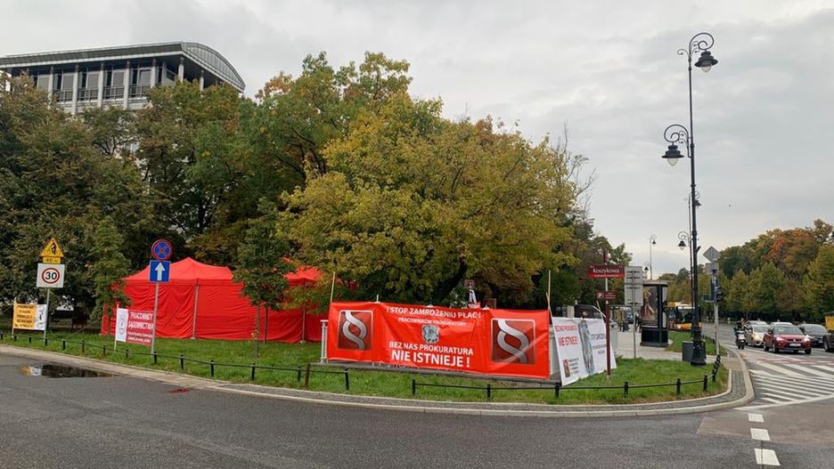Warszawa. "Czerwone miasteczko", które wyrosło obok "białego miasteczka" żąda 12-procentowej waloryzacji wynagrodzeń i zagwarantowania stałego wzrostu wynagrodzeń zgodnego z inflacją w Polsce