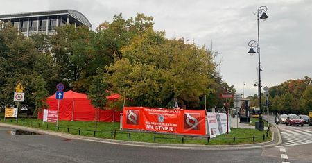 Warszawa. "Czerwone miasteczko" przeciw "żółtemu" porozumieniu. Ma być 12 procent