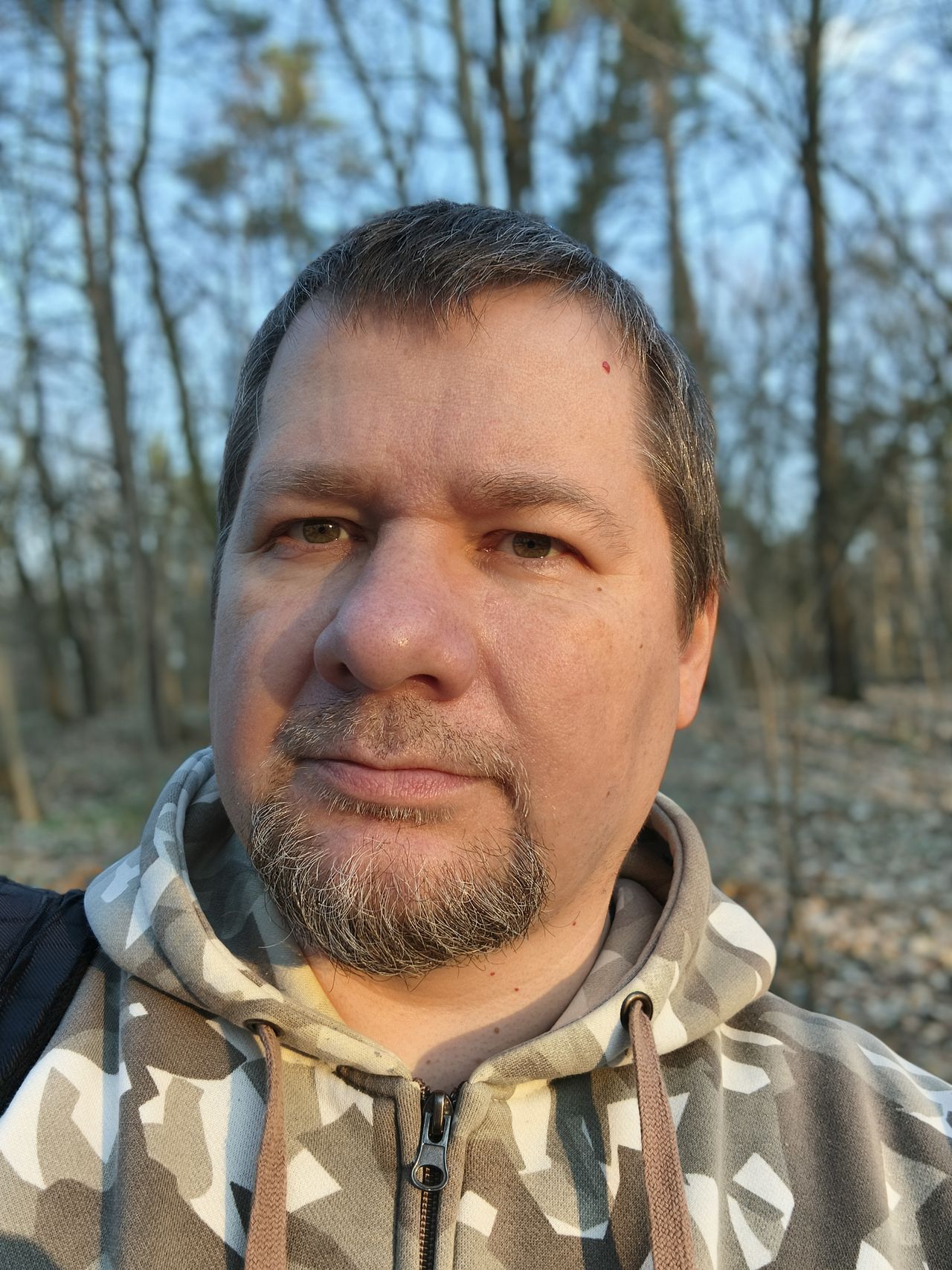 Zdjęcia selfie z OPPO Reno13 Pro 5G są zmniejszane do 12,5 Mpix. I dobrze, bo 50 Mpix selfiki nie mają większej racji bytu.