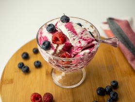 Desery w pucharkach - pomysły, kalorie i wartości odżywcze, desery z truskawkami, desery z galaretką, tiramisu w pucharku