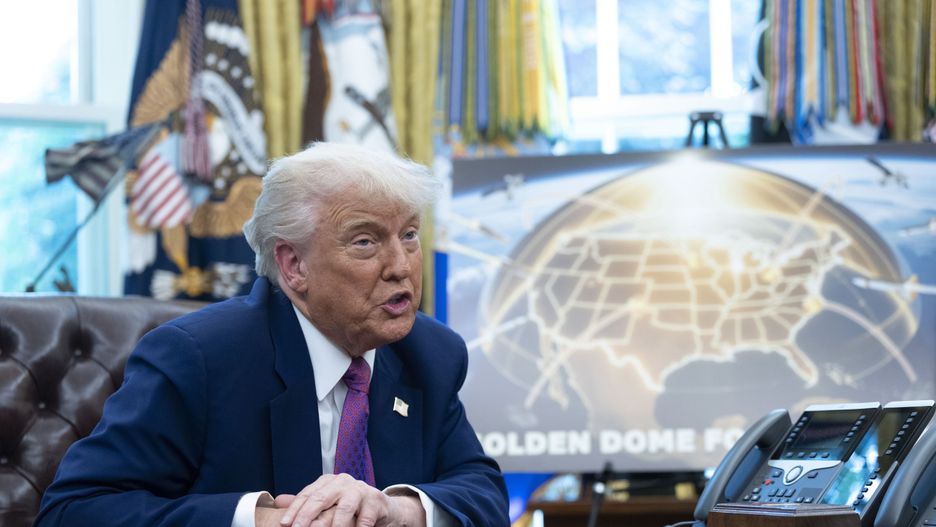 US President Donald J Trump announces he has selected the path forward for his ambitious Golden Dome missile defense shield, in the Oval Office of the White House in Washington, DC, USA, 20 May 2025. EPA/CHRIS KLEPONIS / POOL Dostawca: PAP/EPA.