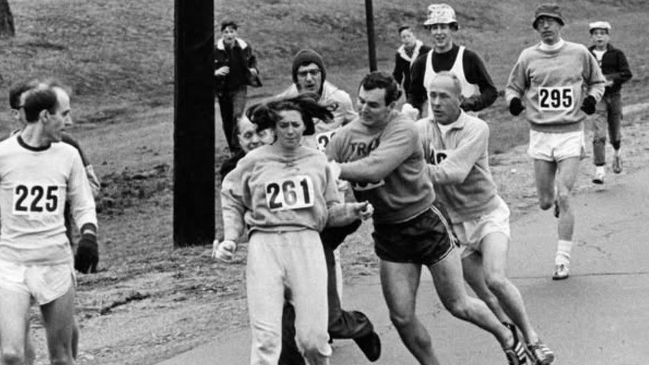 Kathrine Switzer podczas maratonu w Bostonie